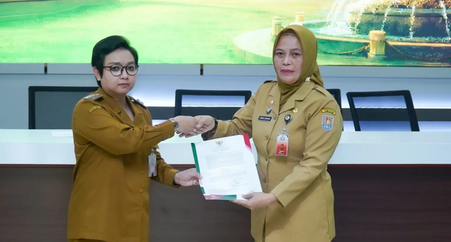 Plt Bupati Cilacap Ammy Amalia Fatma Surya menyerahkan Surat Tugas kepada Annisa Fabriana jadi Plh Sekda Cilacap. (Faiz Ardani).