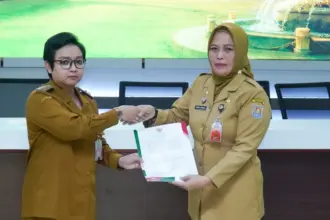 Plt Bupati Cilacap Ammy Amalia Fatma Surya menyerahkan Surat Tugas kepada Annisa Fabriana jadi Plh Sekda Cilacap. (Faiz Ardani).