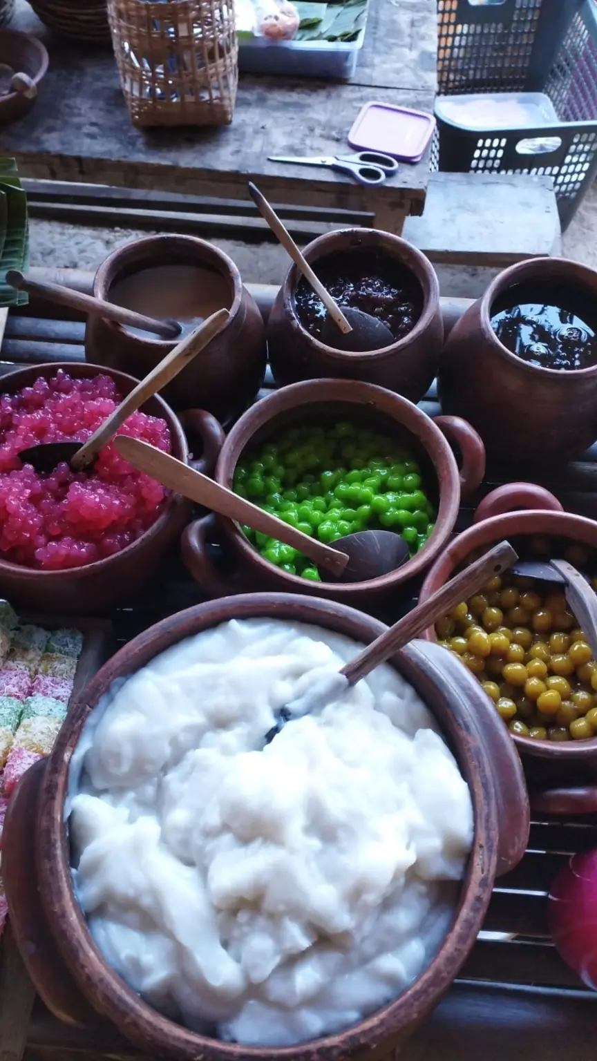 Penampakan bubur 'Srintil' yang melegenda dan sudah ada di Obyek Wisata Alam Dawuhan Banjarnegara tiap hari minggu, Minggu (29/3/2026). (Foto: Heri C)