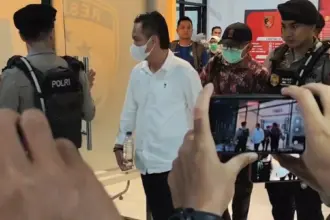 Bupati Cilacap dibawa kpk ke jakarta