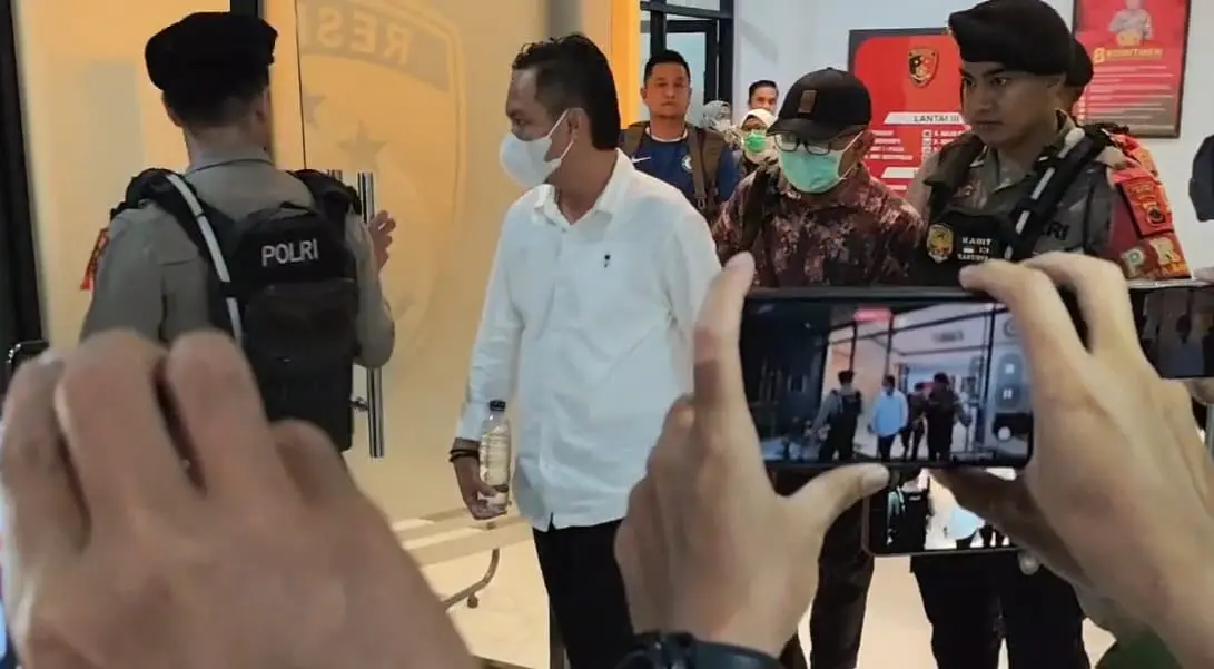 Bupati Cilacap dibawa kpk ke jakarta