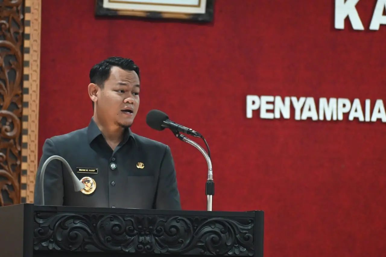 Bupati Purbalingga, Fahmi Muhammad Hanif saat menyampaikan pandangan tentang Raperda perlindungan anak pada sidang pembahasan Raperda Purbalinga, Selasa (17/3/2026). (Foto: Humas Pemkab Purbalingga)