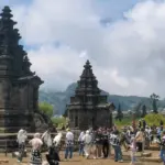 Sejumlah wisatawan saat menikmati pemadangan di Komplek Candi Pandhawa Diengkulon Banjarnegara, Selasa (24/3/2026). (Foto: Heri C)