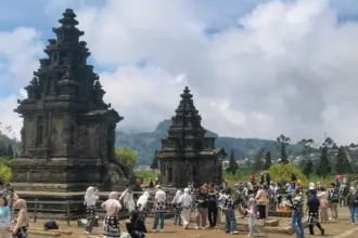 Sejumlah wisatawan saat menikmati pemadangan di Komplek Candi Pandhawa Diengkulon Banjarnegara, Selasa (24/3/2026). (Foto: Heri C)