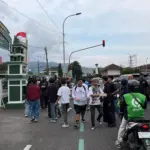 Sejumlah anggota D-534 Banjarnegara saat membagikan takjil di seputaran Alun-alun Banjarnegara, Selasa (17/3/2026). (Foto: dok D-534 Banjarnegara)