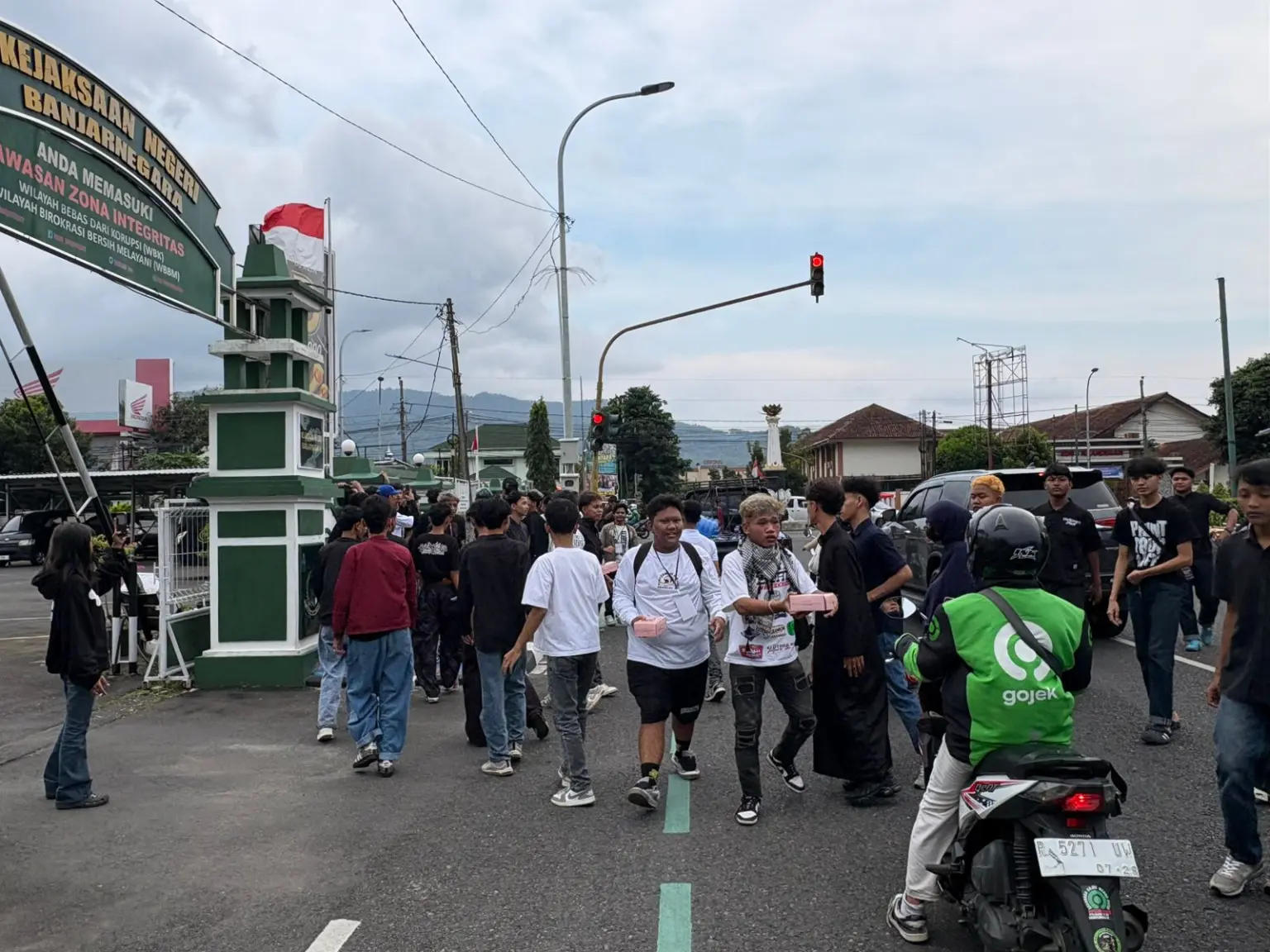 Sejumlah anggota D-534 Banjarnegara saat membagikan takjil di seputaran Alun-alun Banjarnegara, Selasa (17/3/2026). (Foto: dok D-534 Banjarnegara)