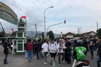 Sejumlah anggota D-534 Banjarnegara saat membagikan takjil di seputaran Alun-alun Banjarnegara, Selasa (17/3/2026). (Foto: dok D-534 Banjarnegara)