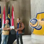 Pengusaha asal Purwokerto, Hendi, didampingi Advocat Djoko Susanto, mendatangi kantor DPP Partai Nasdem, di Jakarta, Jumat (13/03/2026). (Besari)