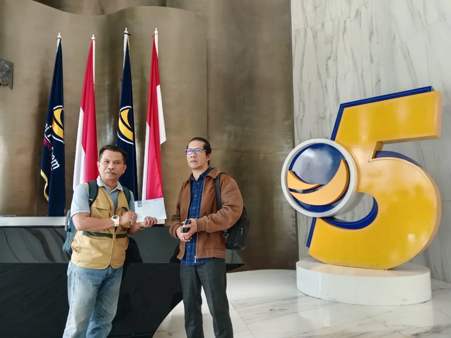 Pengusaha asal Purwokerto, Hendi, didampingi Advocat Djoko Susanto, mendatangi kantor DPP Partai Nasdem, di Jakarta, Jumat (13/03/2026). (Besari)