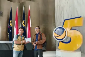 Pengusaha asal Purwokerto, Hendi, didampingi Advocat Djoko Susanto, mendatangi kantor DPP Partai Nasdem, di Jakarta, Jumat (13/03/2026). (Besari)