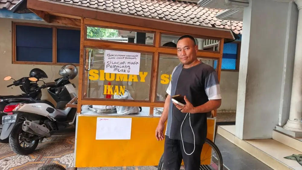 edi Penjual Siomay Mudik Jalan Kaki Cilacap- Pemalang Sambil Dorong Gerobak