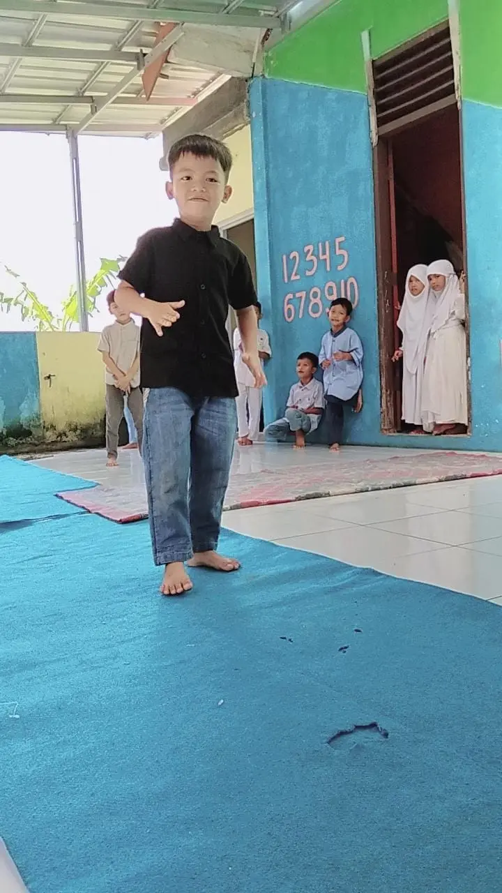 Seru dan Menggemaskan, Saat Anak PAUD Sinar Pelangi 1 Bergaya Bak Peragawan ProfesionalHari pertama masuk sekolah di PAUD KB Sinar Pelangi 1, Desa Purwasaba, Kecamatan Mandiraja, Kabupaten Banjarnegara, berlangsung semarak, Senin (30/3/2026)). Tak sekadar halal bihalal, kegiatan ini justru mencuri perhatian lewat pergelaran fashion show busana Lebaran yang diikuti para siswa.  Sejak pagi, suasana sekolah dipenuhi keceriaan. Anak-anak datang mengenakan pakaian terbaik mereka mulai dari baju koko, gamis, hingga kebaya berwarna-warni. Mereka kemudian bergantian tampil di “panggung” sederhana, berjalan percaya diri layaknya model cilik.  Sorak sorai dan tepuk tangan menggema dari para guru dan orang tua yang memadati lokasi. Momen tersebut tak hanya menjadi hiburan, tetapi juga ajang bagi anak-anak untuk mengekspresikan diri di depan publik.  Kepala PAUD KB Sinar Pelangi 1, Rumiyati, mengatakan kegiatan fashion show sengaja dihadirkan untuk membangun rasa percaya diri anak sejak dini. “Fashion show ini menjadi sarana anak-anak untuk berani tampil dan mengekspresikan diri. Sekaligus kami kemas agar hari pertama sekolah terasa menyenangkan,” ujarnya, Selasa (31/3/2026).  Menurut dia, kegiatan ini juga dirangkaikan dengan halal bihalal guna menanamkan nilai saling memaafkan setelah Idul Fitri. Para siswa tampak saling bersalaman didampingi guru, menciptakan suasana hangat dan penuh kebersamaan.  Antusiasme juga datang dari para orang tua. Yanti, salah satu wali murid, mengaku bangga melihat anaknya tampil percaya diri di depan banyak orang. “Kegiatan seperti ini sangat positif. Anak-anak jadi berani dan tidak malu tampil,” katanya.  Hal senada disampaikan pendidik Nurhikmah Ernawati. Ia menilai kegiatan tersebut memberi dampak baik bagi perkembangan sosial dan emosional anak. “Mereka belajar tampil, berinteraksi, dan menghargai teman. Ini pengalaman penting untuk perkembangan mereka,” ujarnya.  Selain sebagai hiburan, fashion show ini juga dimanfaatkan sebagai latihan awal bagi siswa untuk mengikuti berbagai lomba di masa mendatang. Sekolah berharap, pendekatan yang menyenangkan di hari pertama mampu membantu anak-anak beradaptasi kembali dengan lingkungan belajar setelah libur panjang.  Dengan konsep sederhana namun penuh makna, pergelaran busana Lebaran ini menjadi pembuka tahun ajaran yang tidak hanya meriah, tetapi juga edukatif bagi para siswa.  Keterangan foto: Anak anak PAUD saat beraksi bak peragawan profesional saat Fashion Show, Senin (30/3/2026). (Foto: PAUD Sinar Pelangi 1)