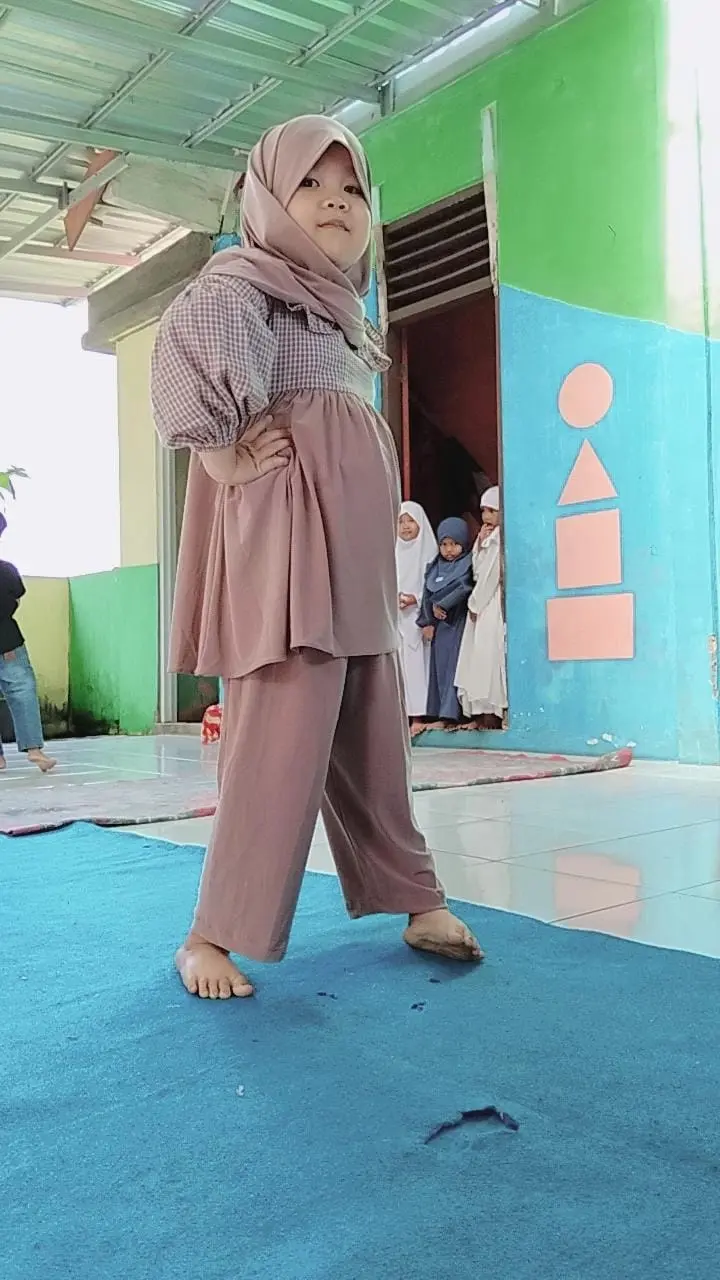 Anak anak PAUD saat beraksi bak peragawan profesional saat Fashion Show, Senin (30/3/2026). (Foto: PAUD Sinar Pelangi 1)