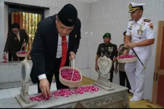 Forkopimda Cilacap ziarah ke makam pahlawan dan bupati terdahulu dalam rangkaian Hari Jadi Cilacap ke170. (Pemkab Cilacap).