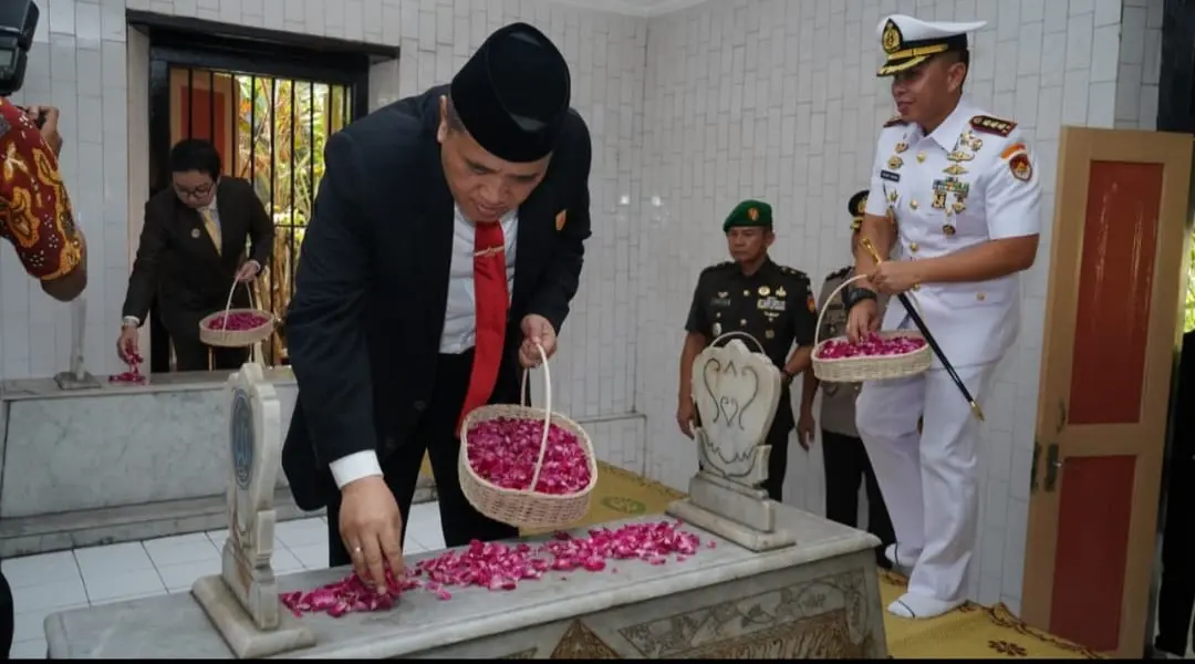Forkopimda Cilacap ziarah ke makam pahlawan dan bupati terdahulu dalam rangkaian Hari Jadi Cilacap ke170. (Pemkab Cilacap).