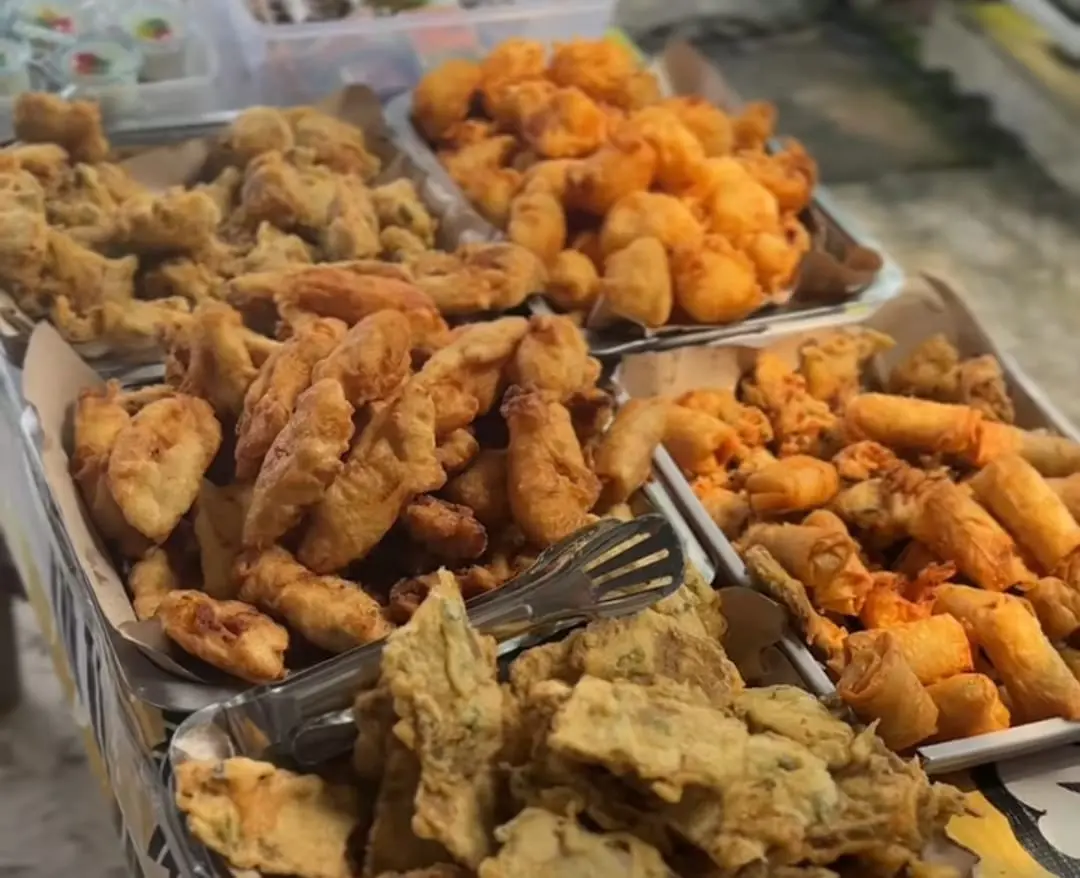 gorengan Soto Bu Etin Patikraja: Menikmati Kelezatan Kuliner Legend di Banyumas Sejak 1997