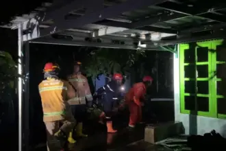 Petugas Damkar saat padamkan kebakaran di Adipala Cilacap. (Damkar Cilacap).