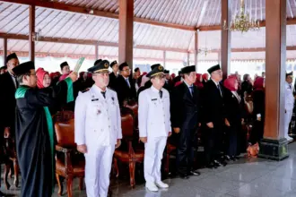 Sejumlah 135 ASN di lingkungan Pemkab Banyumas, dilantik dan diambil sumpahnya di Pendopo Si Panji pada Senin (2/3/26).