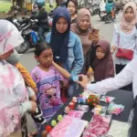 Sejumlah warga antusias mengambil takjil yang dibagikan oleh petugas Rutan Banyumas, pada acara Akustik Sore Menginspirasi, Senin (02/03/2026).