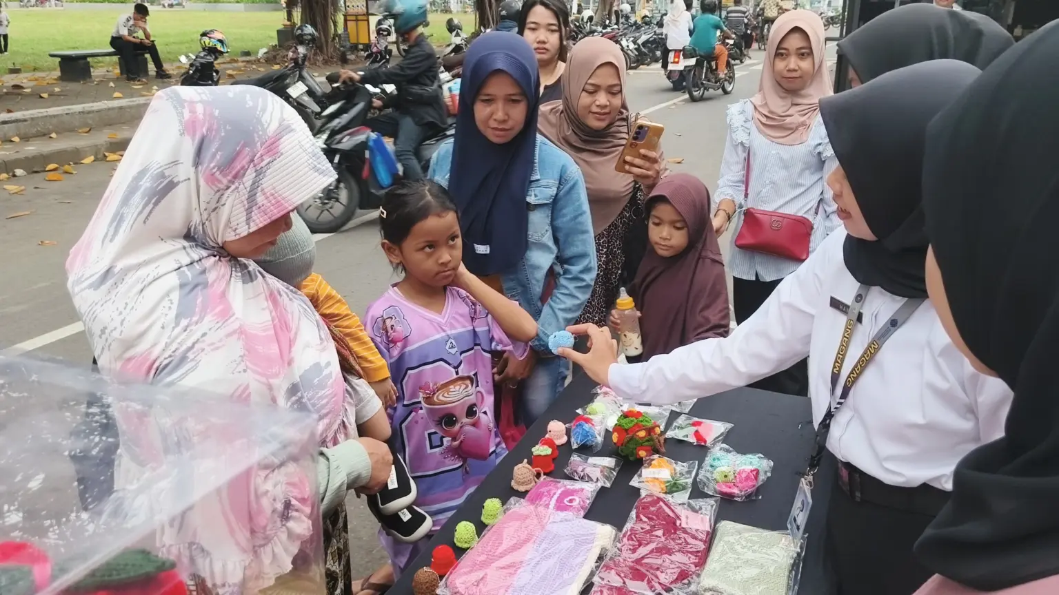 Sejumlah warga antusias mengambil takjil yang dibagikan oleh petugas Rutan Banyumas, pada acara Akustik Sore Menginspirasi, Senin (02/03/2026).