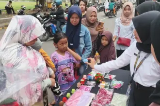 Sejumlah warga antusias mengambil takjil yang dibagikan oleh petugas Rutan Banyumas, pada acara Akustik Sore Menginspirasi, Senin (02/03/2026).