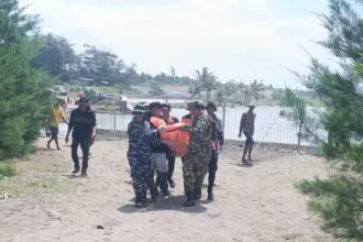 Evakuasi orang tenggelam di muara kaliratu kebumen