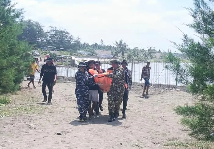 Evakuasi orang tenggelam di muara kaliratu kebumen