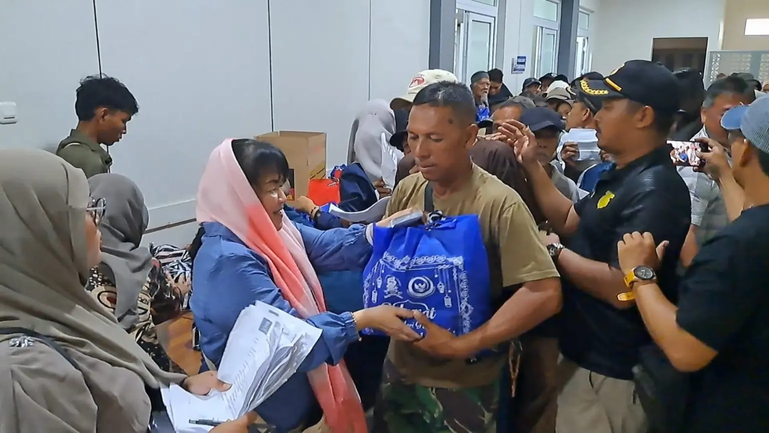 500 Paket Sembako Dibagikan SNI untuk Nelayan Cilacap yang Terdampak Paceklik