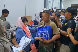 500 Paket Sembako Dibagikan SNI untuk Nelayan Cilacap yang Terdampak Paceklik