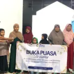 SPV HRD PT Blescon, Aji Sunoto (kaos putih) saat menyerahkan santunan kepada anak yatim di Desa Danaraja Kecamatan Purwanegara, Selasa (16/3/2026). (Foto: Humas PT SPS Tbk)