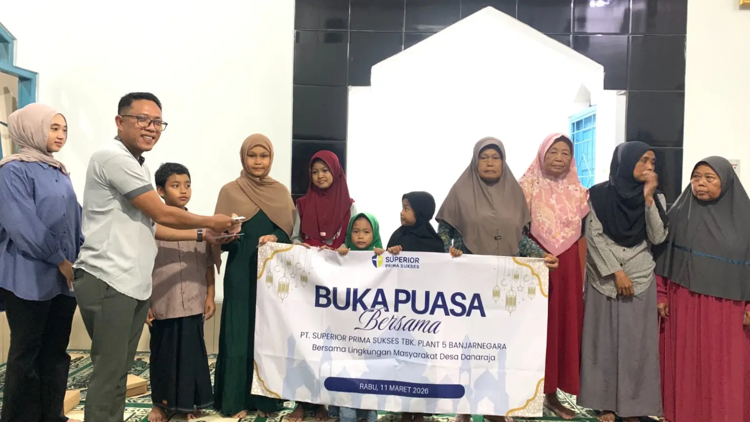 SPV HRD PT Blescon, Aji Sunoto (kaos putih) saat menyerahkan santunan kepada anak yatim di Desa Danaraja Kecamatan Purwanegara, Selasa (16/3/2026). (Foto: Humas PT SPS Tbk)