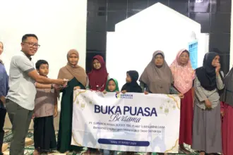 SPV HRD PT Blescon, Aji Sunoto (kaos putih) saat menyerahkan santunan kepada anak yatim di Desa Danaraja Kecamatan Purwanegara, Selasa (16/3/2026). (Foto: Humas PT SPS Tbk)