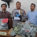 Kapolresta Cilacap Kombes Pol Budi Adhy Buono didampingi Kasat Reskrim Kompol Agil menunjukkan barang bukti kasus pembunuhan. (Faiz Ardani).