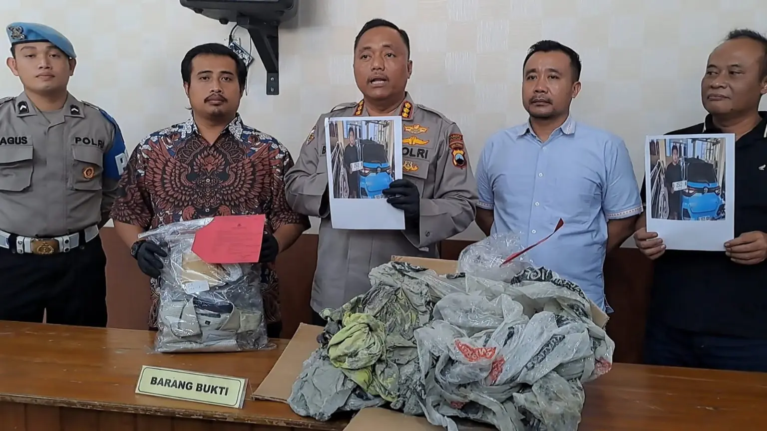 Kapolresta Cilacap Kombes Pol Budi Adhy Buono didampingi Kasat Reskrim Kompol Agil menunjukkan barang bukti kasus pembunuhan. (Faiz Ardani).