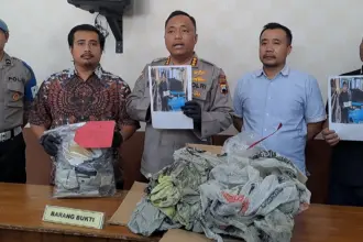 Kapolresta Cilacap Kombes Pol Budi Adhy Buono didampingi Kasat Reskrim Kompol Agil menunjukkan barang bukti kasus pembunuhan. (Faiz Ardani).