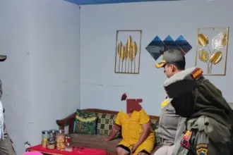 Satpol PP Kabupaten Banjarnegara saat mendatangi rumah pelaku pamer vidio miras saat lebaran, Sabtu (28/3/2026). (Foto: Satpol PP Banjarnegara)