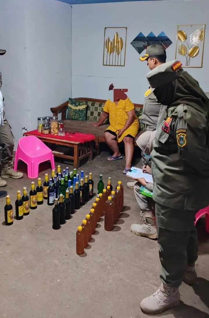 Satpol PP Kabupaten Banjarnegara saat mendatangi rumah pelaku pamer vidio miras saat lebaran, Sabtu (28/3/2026). (Foto: Satpol PP Banjarnegara)