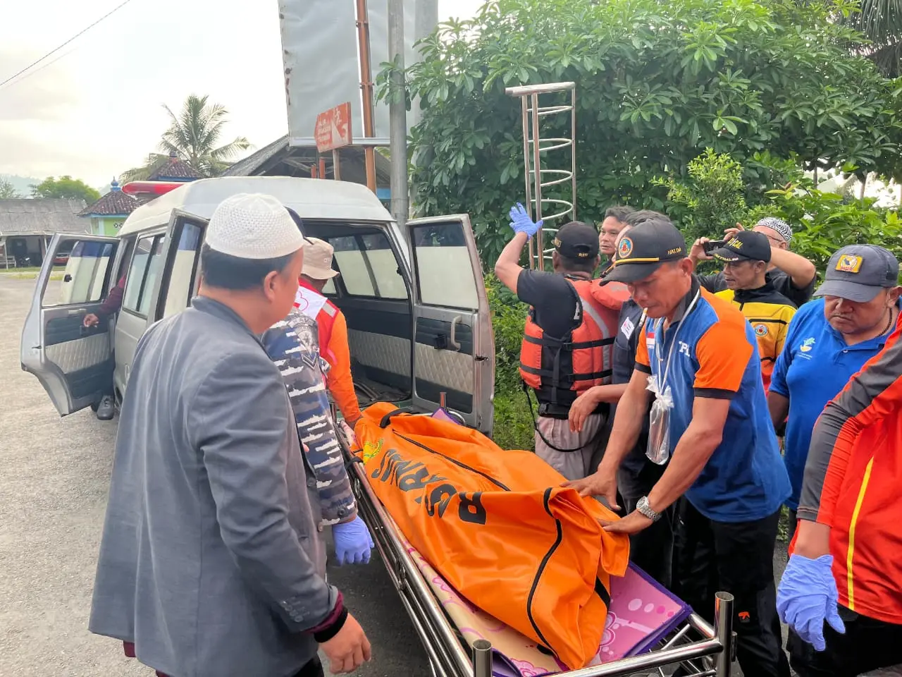 Evakuasi orang tenggelam di pantai watu bale kebumen