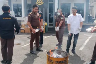 Pemusnahan rokok ilegal