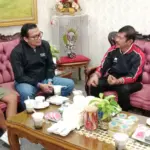 Indra Sjafri saat berdialog dengan ketua Askab PSSI Banjarnegara.