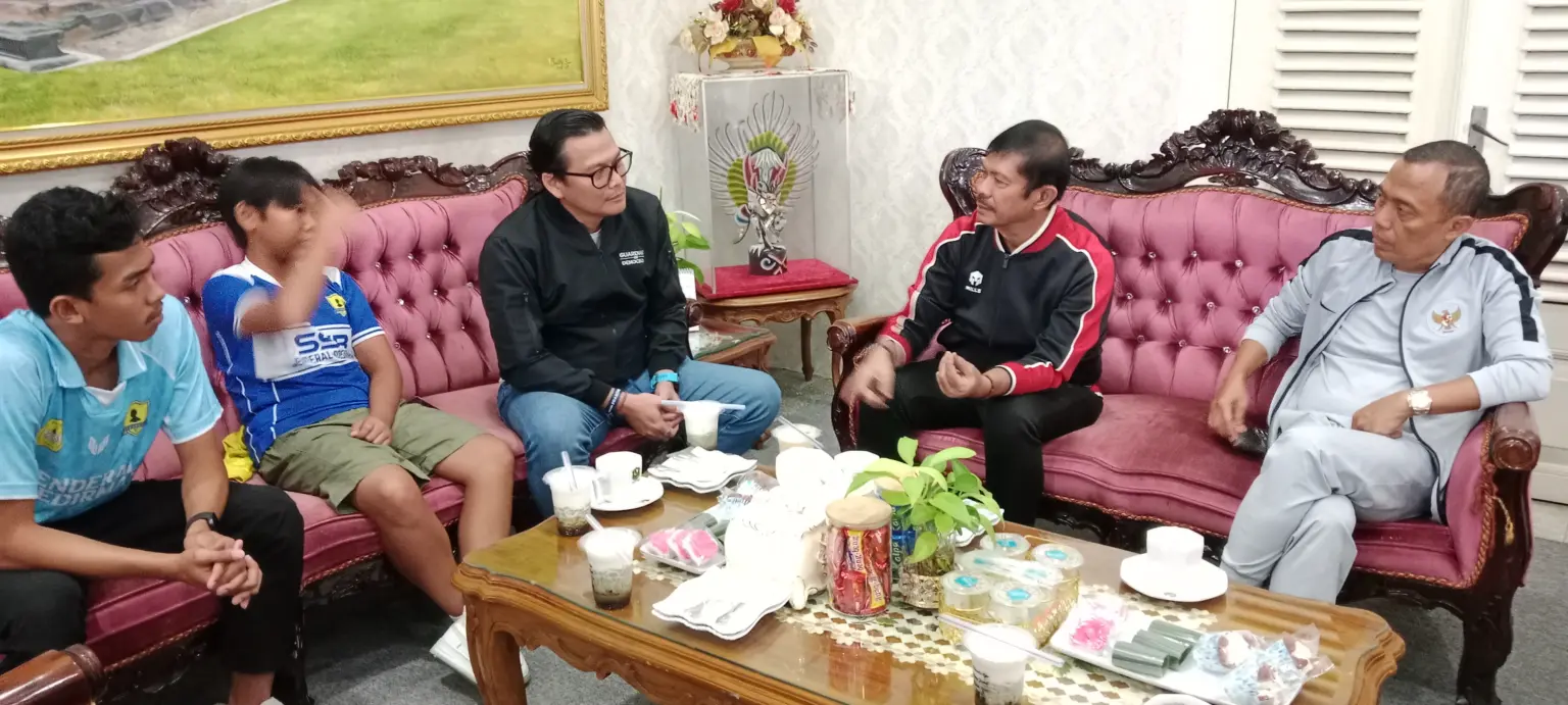 Indra Sjafri saat berdialog dengan ketua Askab PSSI Banjarnegara.