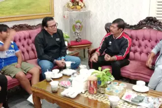 Indra Sjafri saat berdialog dengan ketua Askab PSSI Banjarnegara.