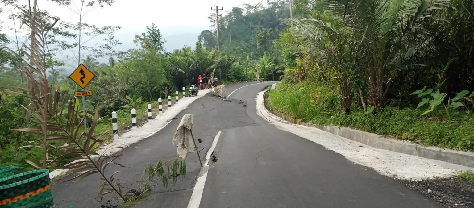 Jalan bendawuluh ambles