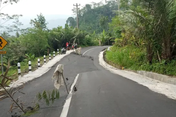 Jalan bendawuluh ambles