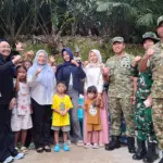 Danrem, Dandim Wakapolres dan Bupati Banjarnegara berfoto bersama masyarakat Desa Gununggiana usai peresmian jembatan perintis Garuda, Jumat(27/3/2026). (Foto: Kominfo Banjarnegara)