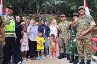 Danrem, Dandim Wakapolres dan Bupati Banjarnegara berfoto bersama masyarakat Desa Gununggiana usai peresmian jembatan perintis Garuda, Jumat(27/3/2026). (Foto: Kominfo Banjarnegara)