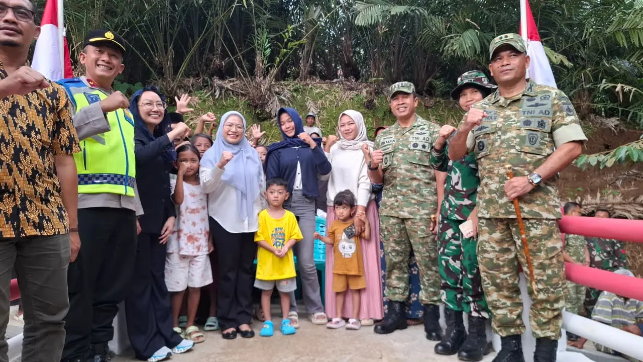 Danrem, Dandim Wakapolres dan Bupati Banjarnegara berfoto bersama masyarakat Desa Gununggiana usai peresmian jembatan perintis Garuda, Jumat(27/3/2026). (Foto: Kominfo Banjarnegara)