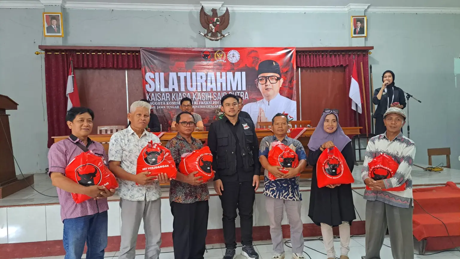 Tim Kaisar menyerahkan ratusan paket sembako kepada warga Wangon. (Faiz Ardani).