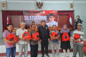 Tim Kaisar menyerahkan ratusan paket sembako kepada warga Wangon. (Faiz Ardani).