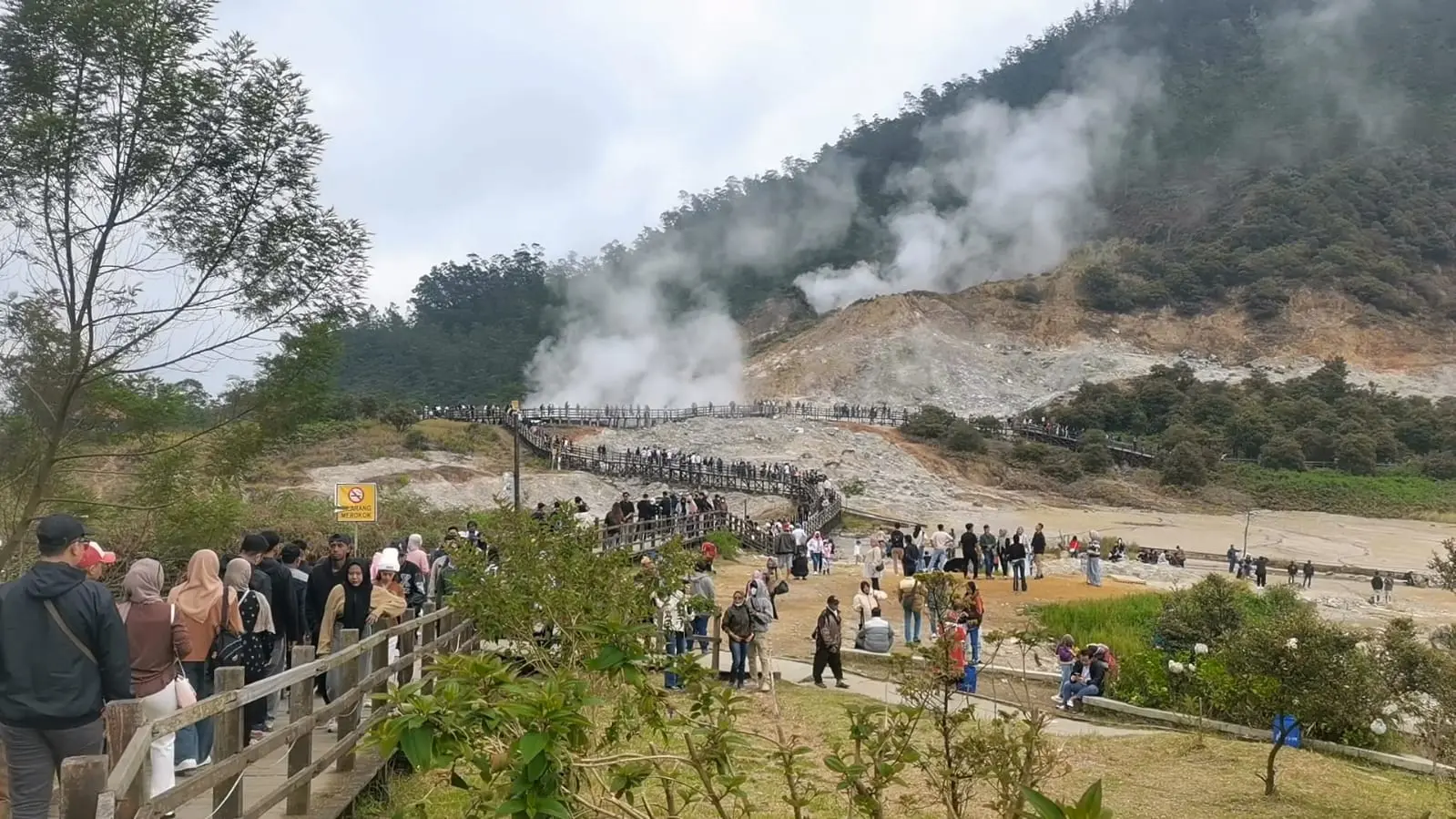 Kawah sikidang dataran tinggi dieng